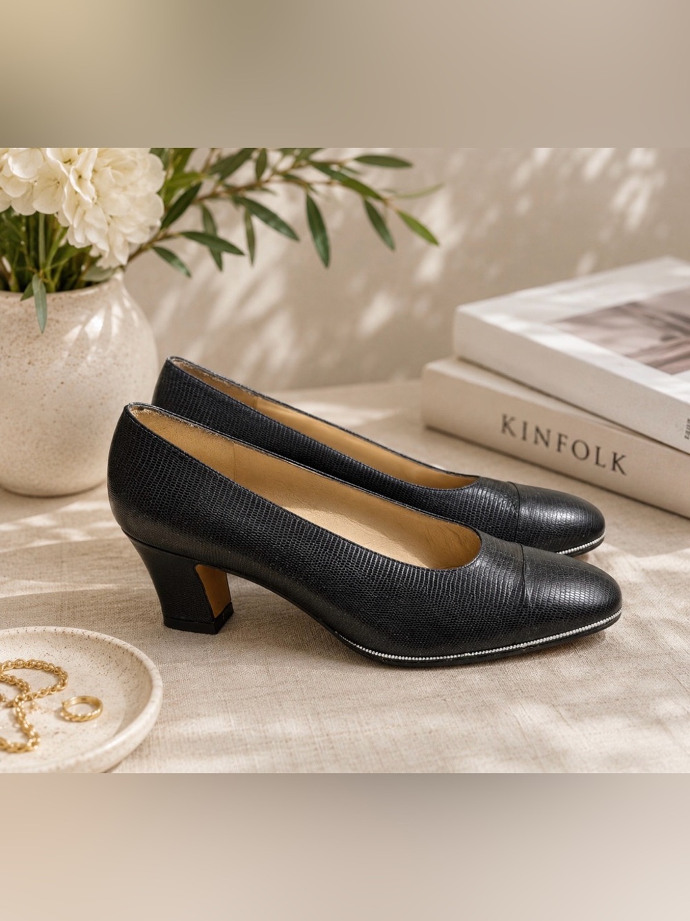 Salvatore Ferraro 7.5B black pumps